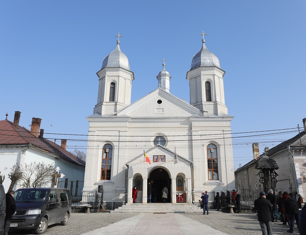 Sfântă liturghie arhierească în prima biserică românească din Târgu Lăpuş — eMaramures
