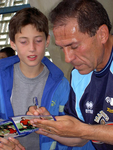Lucian Balan, acordand autografe