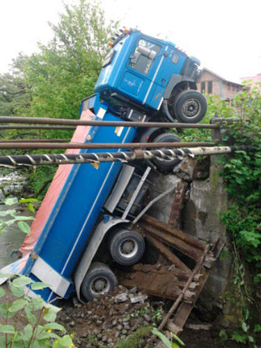 Camion cazut in Sasar (c) eMM.ro