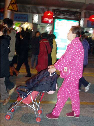 Foto plimbare in pijama la Shangai