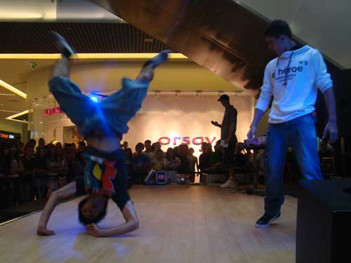Concurs de break dance si graffiti la mall (c) eMM.ro