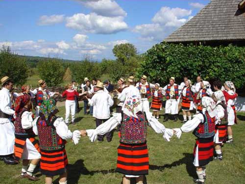 Jocul satului la Hoteni 