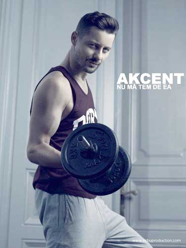 Adi Sina - cantaret, Akcent