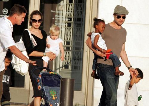 Familie Brad Pitt si Angelina Jolie