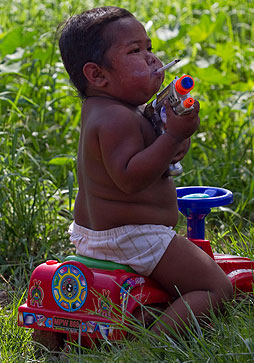 Foto copil dependent de tigari - Ardi, Indonezia