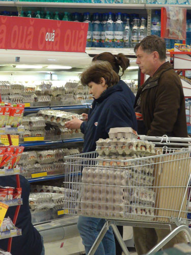 Foto: cumparaturi de Pasti - supermarket Baia Mare (c) eMaramures.ro