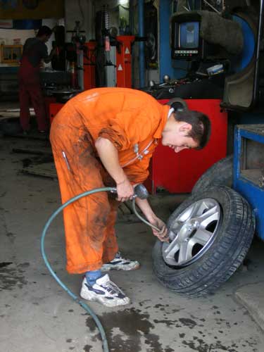 Foto muncitor autoservice (C) eMaramures.ro