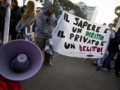 Foto Mnifestanti studenti la Roma (c) roma.corriere.it