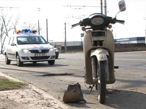 Foto: masina politie si scuter (c) eMaramures.ro