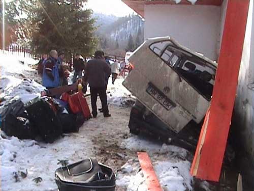 Foto accident microbuz cavnic Roata (c) eMaramures.ro