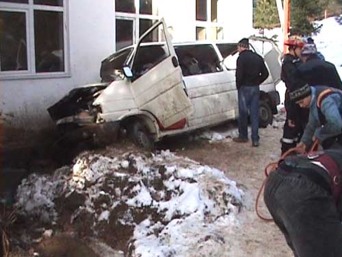 Foto accident microbuz cavnic Roata (c) eMaramures.ro