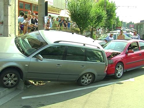 Foto: accident - masina urcata pe scari bd. Traian Baia Mare (c) eMaramures.ro