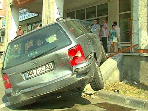 Foto: accident - masina urcata pe scari bd. Traian Baia Mare (c) eMaramures.ro