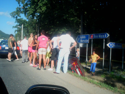 Foto CITITORII IN ACTIUNE – Accident stupid la intersectia DN 18 cu drumul spre Chiuzbaia