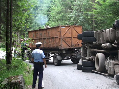 Foto: camion rasturnat - Pasul Gutai (c) eMaramures.ro