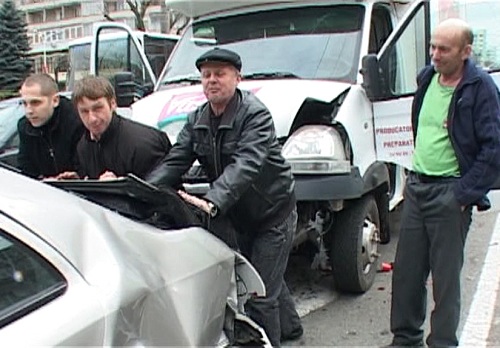 Un sofer beat a lovit trei masini in Baia Mare (c) 