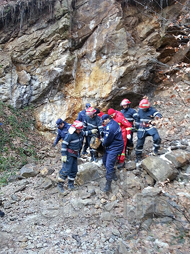 Foto: barbati scosi morti din mina - Valea Borcutului, Baia Mare (c) eMaramures.ro