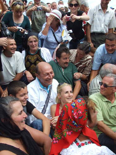 FOTO: Traian Basescu, Hora la Prislop 2009 (c) eMaramures.ro