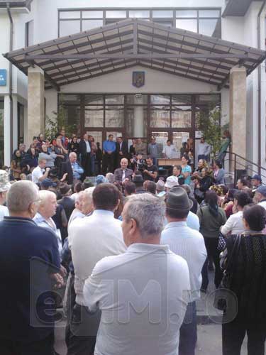 FOTO: Proteste in fata Primariei Borsa (c) eMM.ro