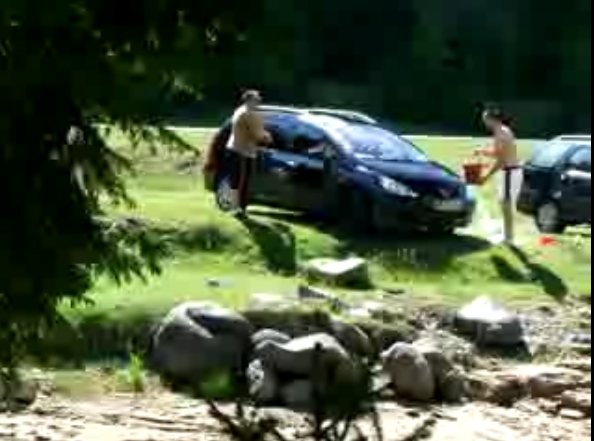 Masini spalate cu detergenti in rauri de munte