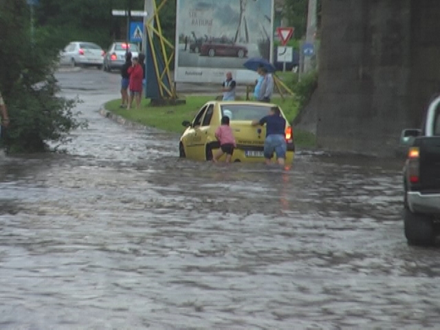 https://www.emaramures.ro/wp-content/uploads/UserFiles/Image/Foto%20Maramures/Calamitati/Inundatii/Baia_Mare_Inundatii_11_07_2010_10.jpg