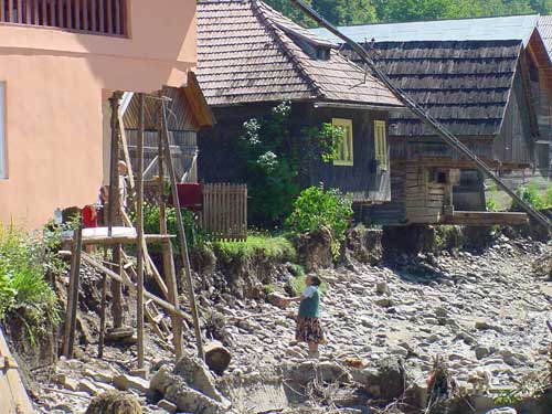 casa distrusa inundatii