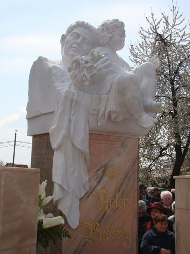 Foto Statuie din marmura de Carrara in fata Bisericii "Sfantul Anton de Padova" (c) eMM.ro