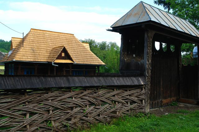 Restaurare acoperis Sarbi, valea Cosaului, Maramures