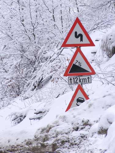 Foto: indicatoare rutiere - zapada (c) eMaramures.ro