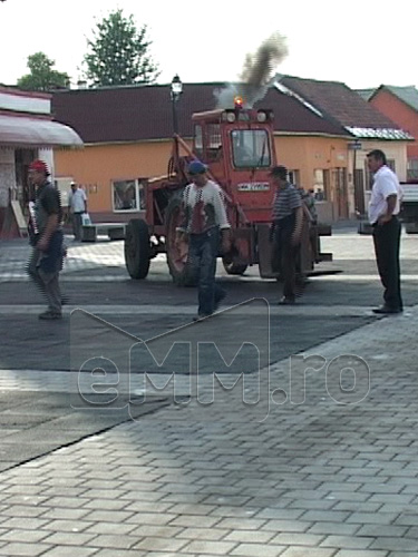 Foto: tractor - curatenie dupa Sarbatoarea Castanelor 2012 (c) eMaramures.ro