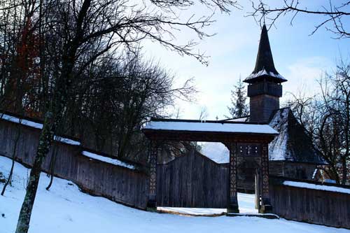 Biserica veche de lemn cu hramul Sfintii Arhangheli Mihail si Gavril din satul Manastirea, comuna Giulesti.