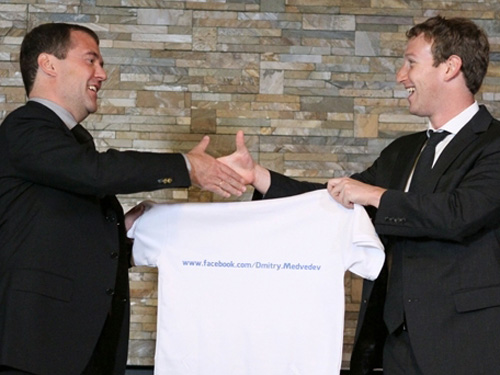 Foto: Mark Zuckerberg si Dimitri Medvedev