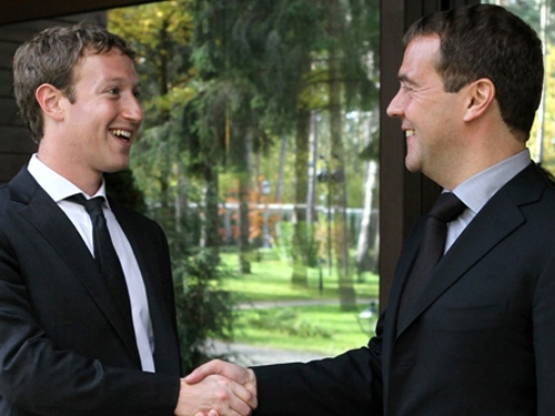 Foto: Mark Zuckerberg si Dimitri Medvedev