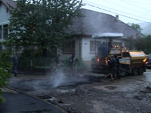 Foto: asfaltare pe furtuna - strada Luptei Baia Mare (c) eMaramures.ro