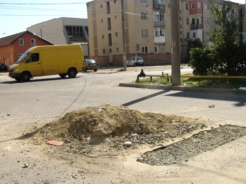 Foto groapa in mijlocul drumului pe strada Melodiei (c) eMM.ro