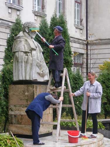 Foto Savantul Gheorghe Sincai, spalat si frezet... cu matura in Baia Mare