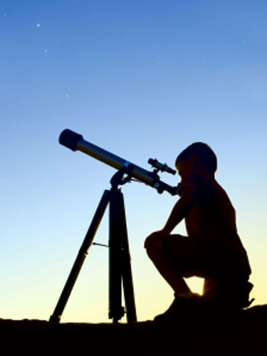 Copil cu telescop
