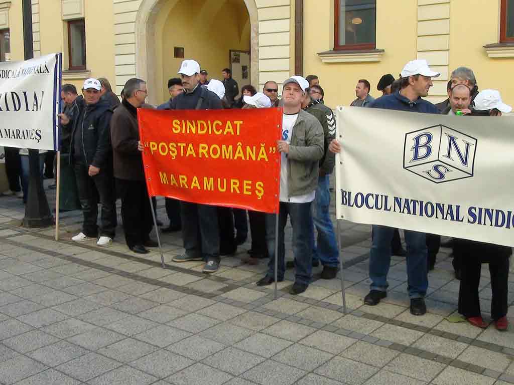 Foto protest Cartel Alfa Maramures - sediu UDMR (c) eMaramures.ro