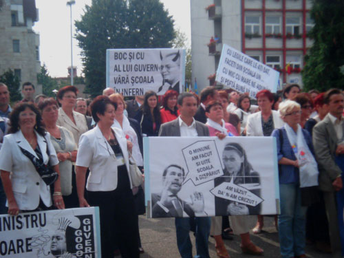 FOTO: Protest profesori Prefectura Maramures (c) eMM.ro