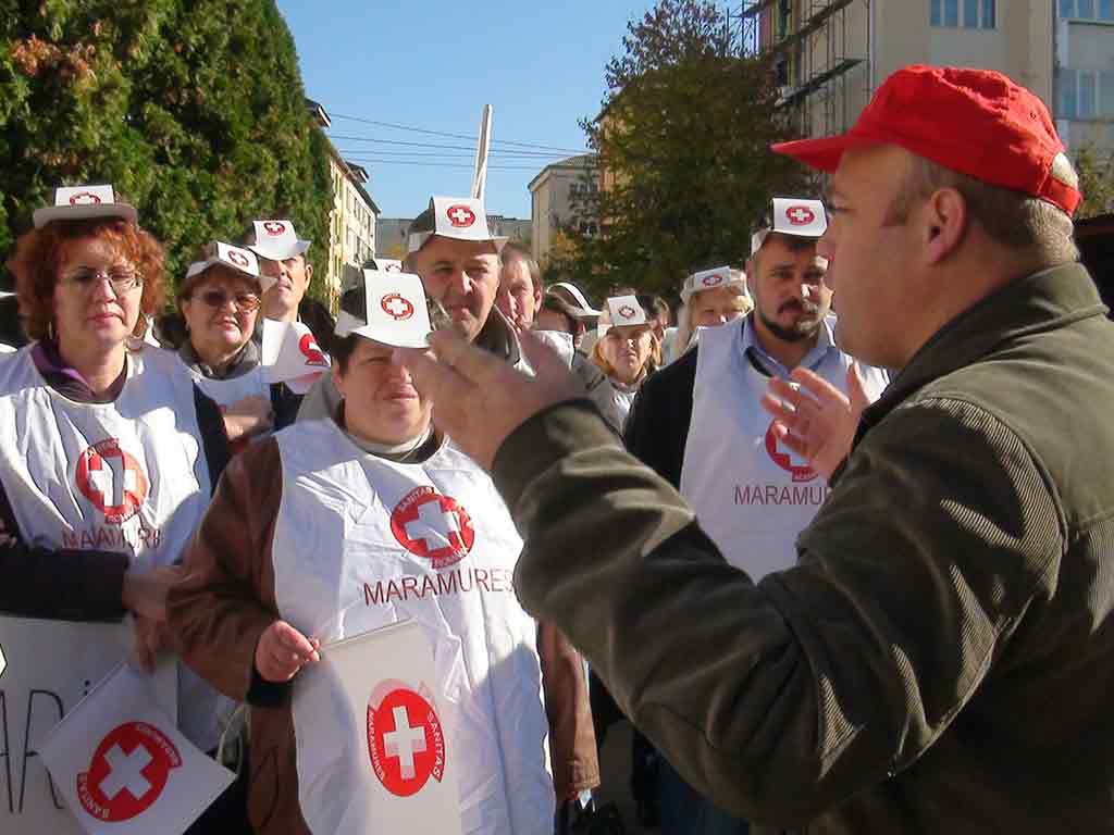 Foto protest Sanitas Maramures - sediu CAS (c) eMaramures.ro