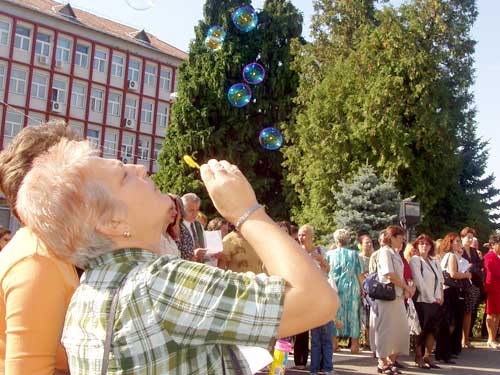 Foto protest dascali maramureseni la Prefectura din Baia Mare (c) eMaramures.ro