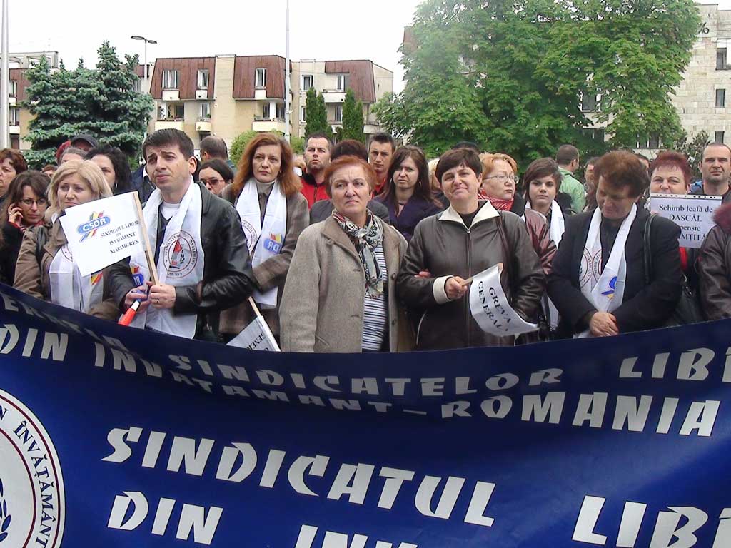 Foto protest dascali - Prefectura Maramures (c) eMaramures.ro