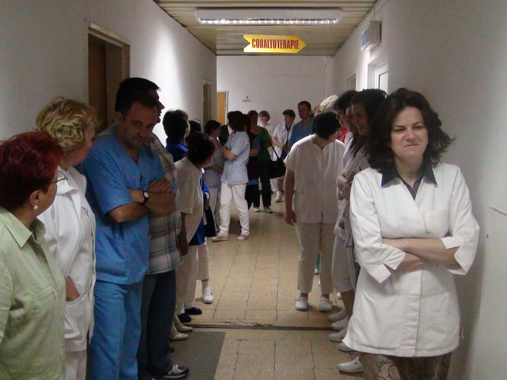 Foto protest Spitalul Judetean Baia Mare impotriva lui Ioan Blajan (c) eMaramures.ro