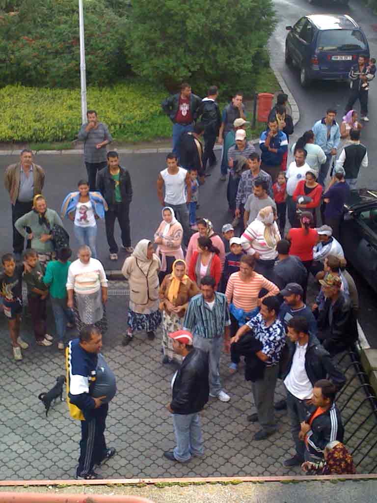 Foto protest tigani - Primaria Baia Mare, 10 septembrie 2010 (c) eMaramures.ro