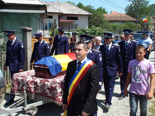 Inmormantarea politistului Vasile Metes, la Chelinta (c) eMM.ro