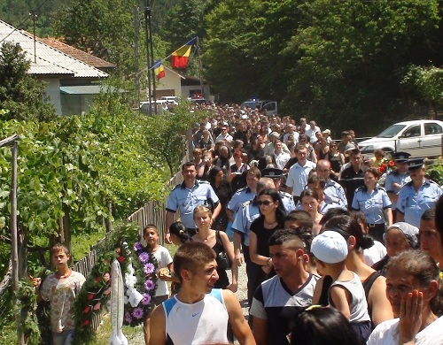 Inmormantarea politistului Vasile Metes, la Chelinta (c) eMM.ro