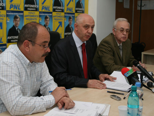 Foto Anghel la conferinta de presa de dinaintea plecarii la inchisoare (c) eMM.ro