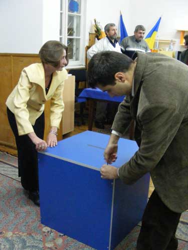 Foto alegeri - deschidere urna voturi (c) eMaramures.ro