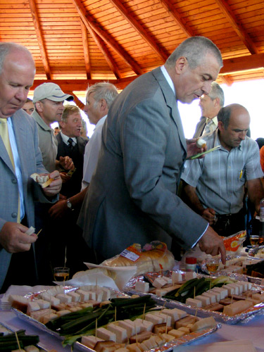 Taricean mancand slanina in Maramures