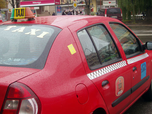 Taximetru cu magnet liberal aplicat pe spate dreapta (c) eMM.ro